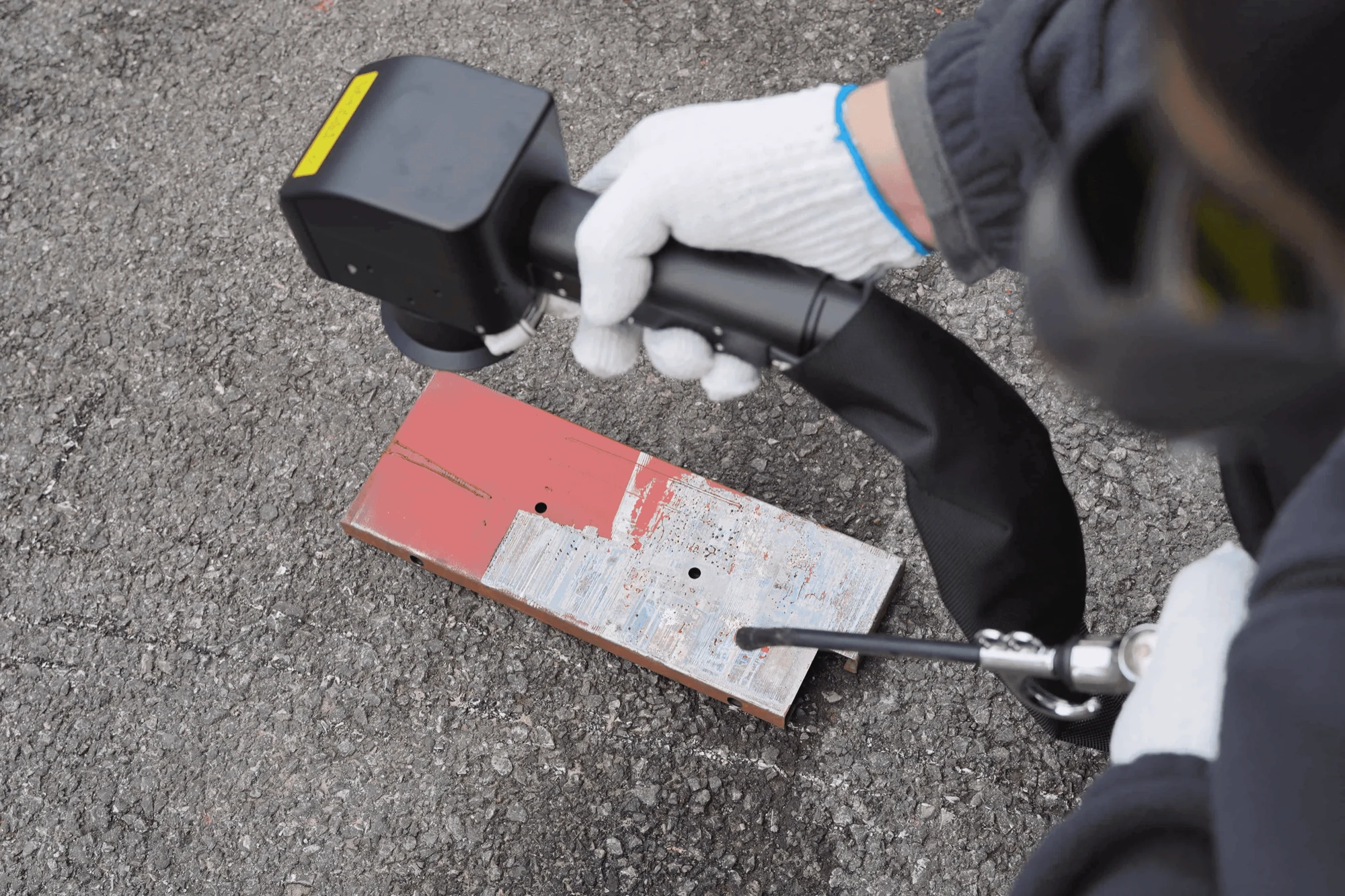 Pulsed laser cleaning head and handgrip