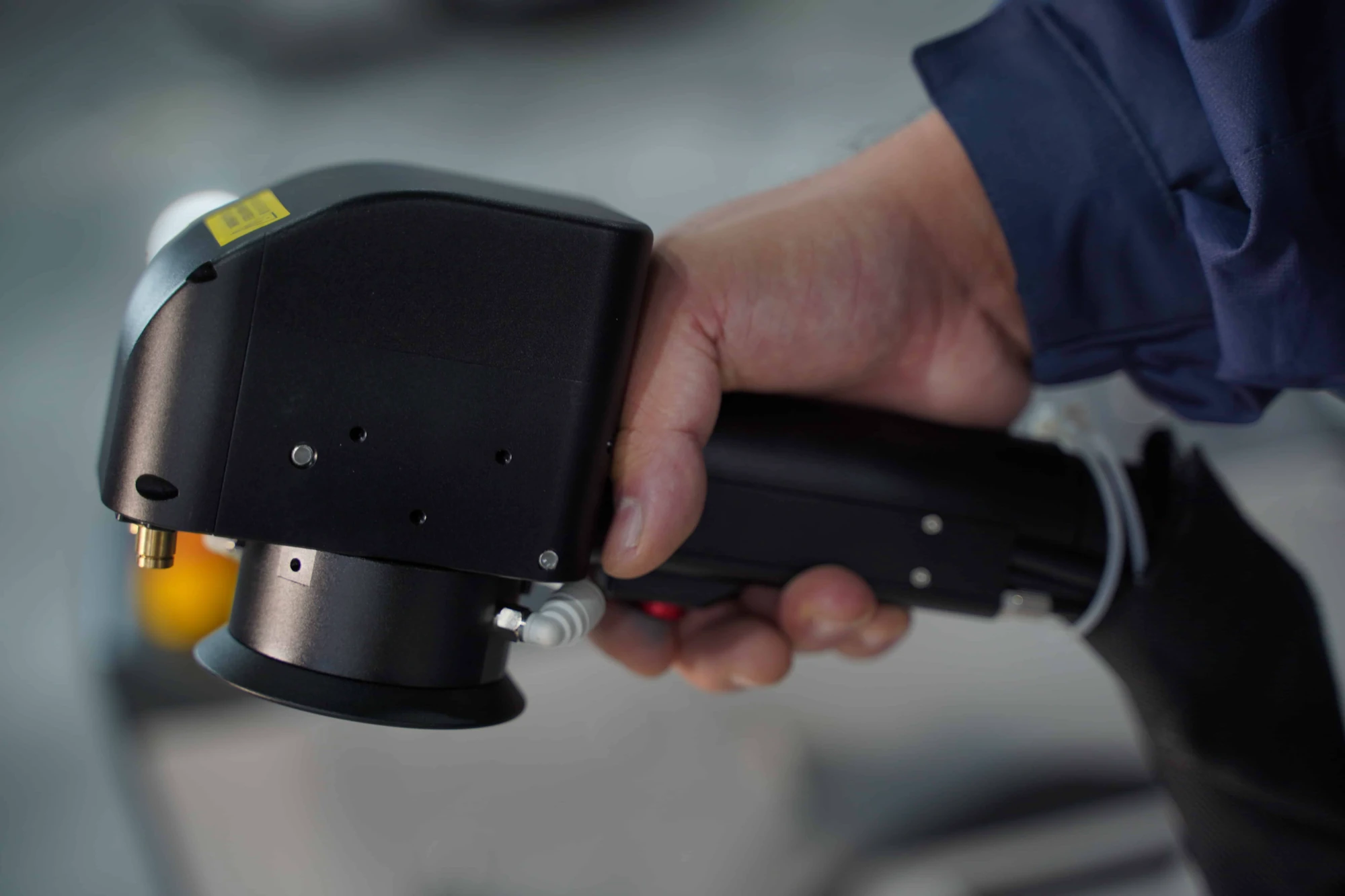 Pulsed laser cleaning head used for layer-by-layer coating removal