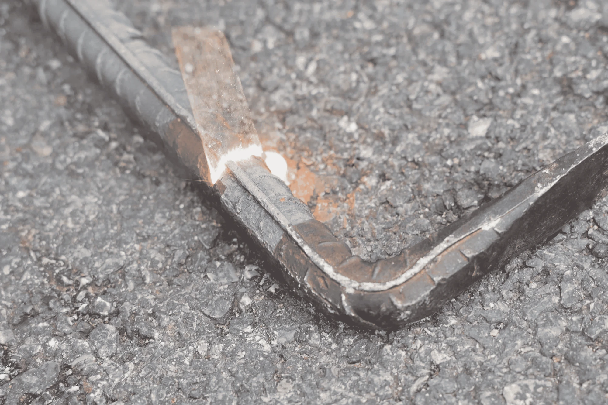 Pulsed laser cleaner stripping oxide from a metal part